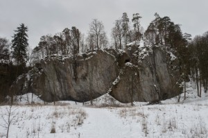 Skála u Holštejna s jeskyní Hladomornou a zříceninou