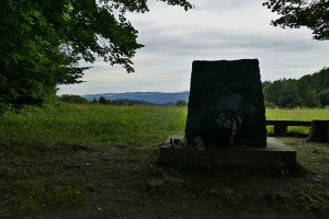 Pomníček rodiny Oškerových zastřelených na konci války nacisty za pomoc partyzánům.