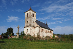 Kostel sv. Jana Nepomuckého, přestavba přestavbou původní hřbitovní kaple v letech 1708–12. 