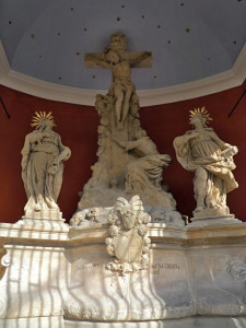 Kaple se sousoším Ukřižování se svatým Janem, Pannou Marií a Maří Magdalénou z roku 1747. Kaple byla přistavěna pro lepší ochranu citlivého materiálu soch v roce 1840. (mapy.cz)