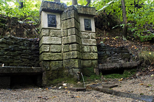 Masarykova studánka, vystavěná k 10. výročí vzniku Československé republiky má vodu chladivou a dobrou.