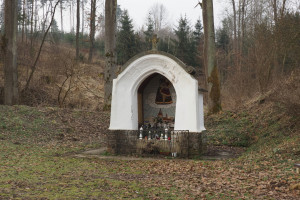 Výklenková kaple z roku 1904 se studánkou a posezením. 