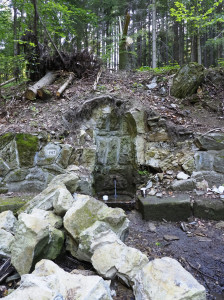 Studánka Sofiin pramen z roku 1913, kterou zřejmě zničil padlý kmen.