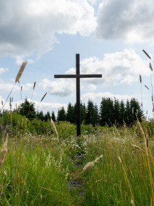 Kříž v místě oltáře bývalého Flájského kostela, který je dnes v Českém Jiřetíne.
