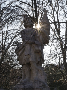 Uhýbáme radši do Bavor, ať jsme domlácené co nejméně. Socha svatého Floriána, Bavory.