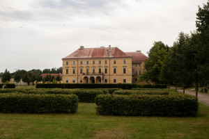 Zámek Zdechovice, aktuálně v rekonstrukci obcí. Park hezký a volně přístupný.